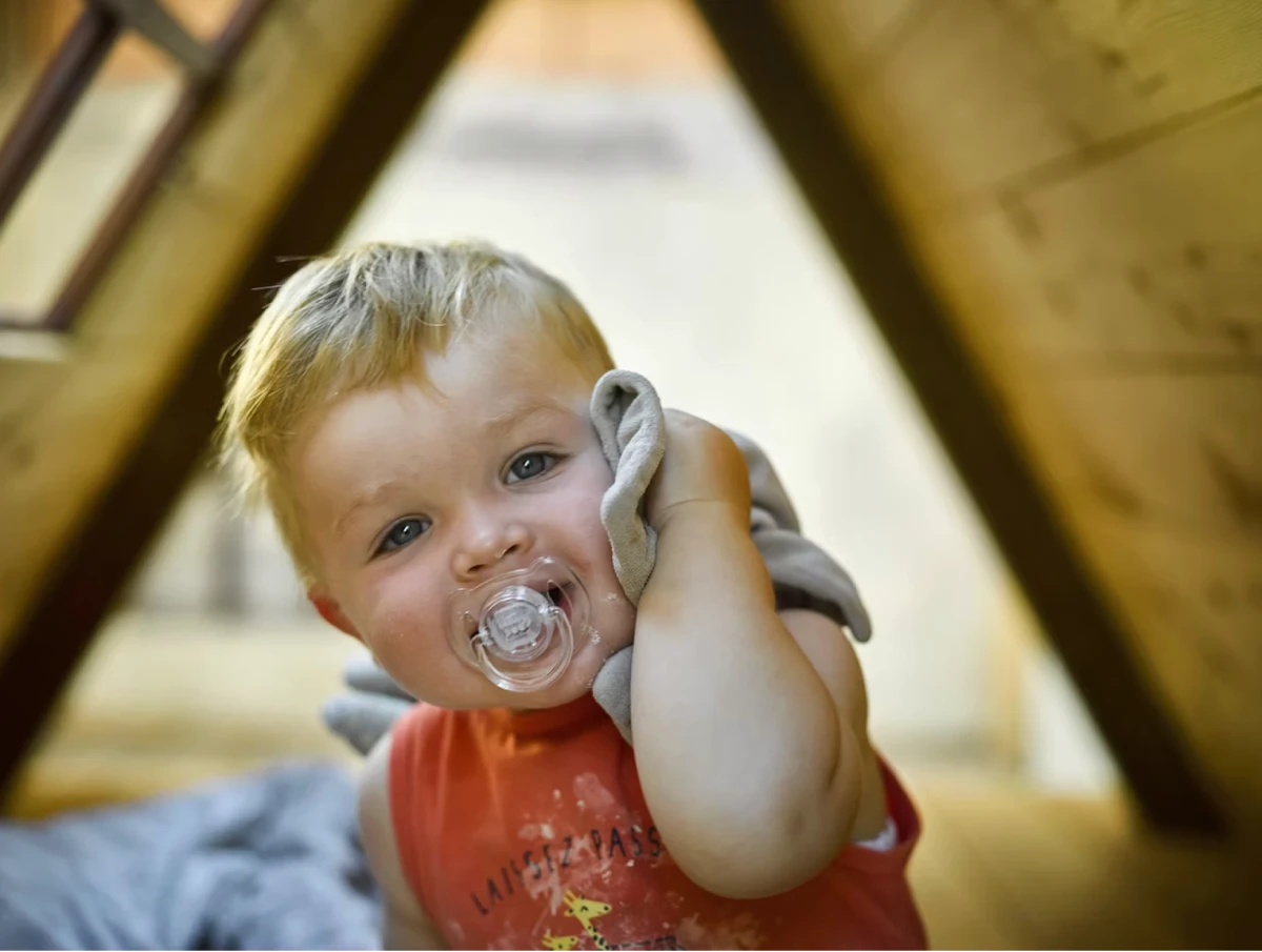 Un bébé a sa sucette et son doudou